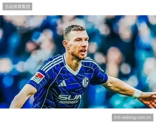 40岁老将哲科在替补席待命，或成巴巴雷茨改变战局的关键战术棋子。